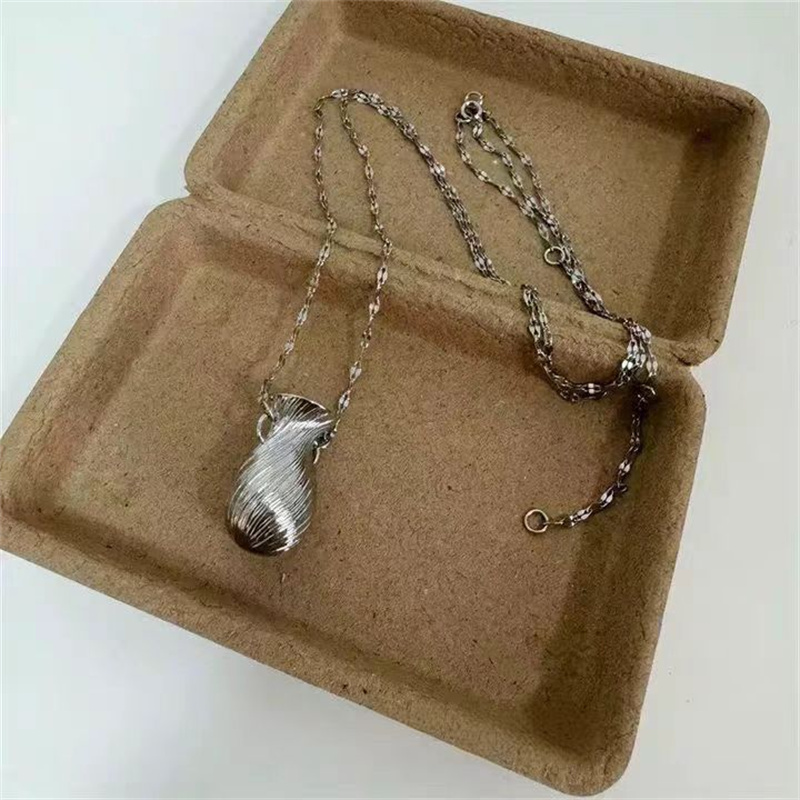 Elegante collana con ciondolo  - Vintage Fashion Sketches recensione e prezzo